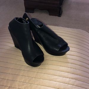 Steve Madden black peek toe wedges